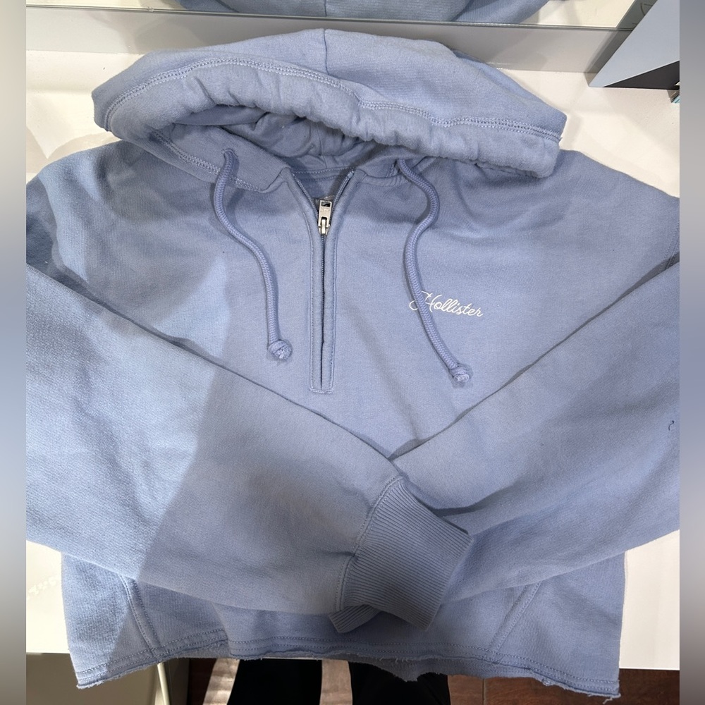 HOLLISTER BLUE CROPPED SWEATSHIRT